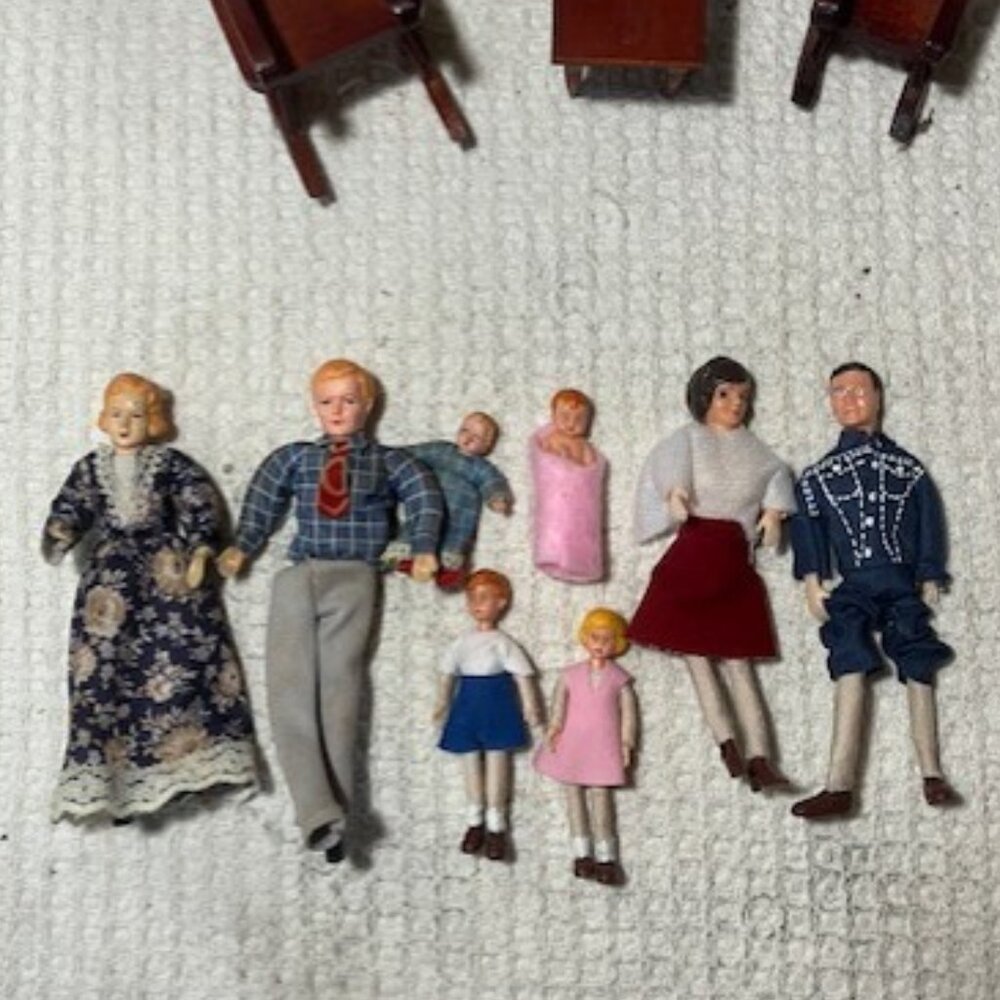 2 Families of vintage dolls